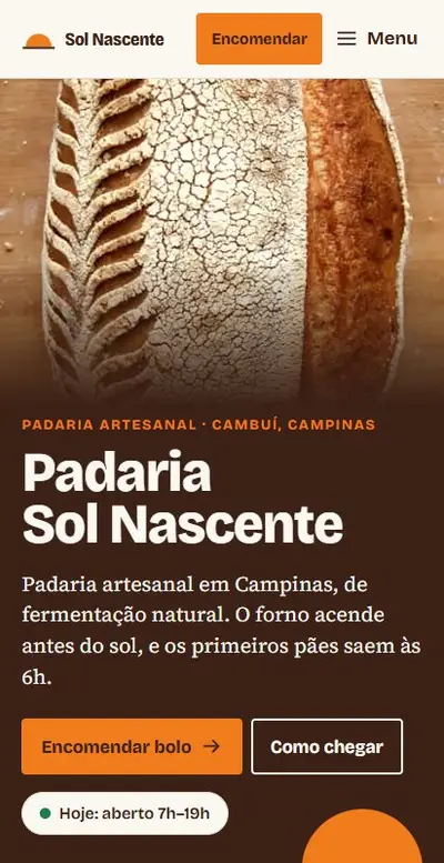 O mesmo site no celular, com o nome da padaria, os botões "Encomendar bolo" e "Como chegar" e o aviso "Hoje: aberto 7h–19h".